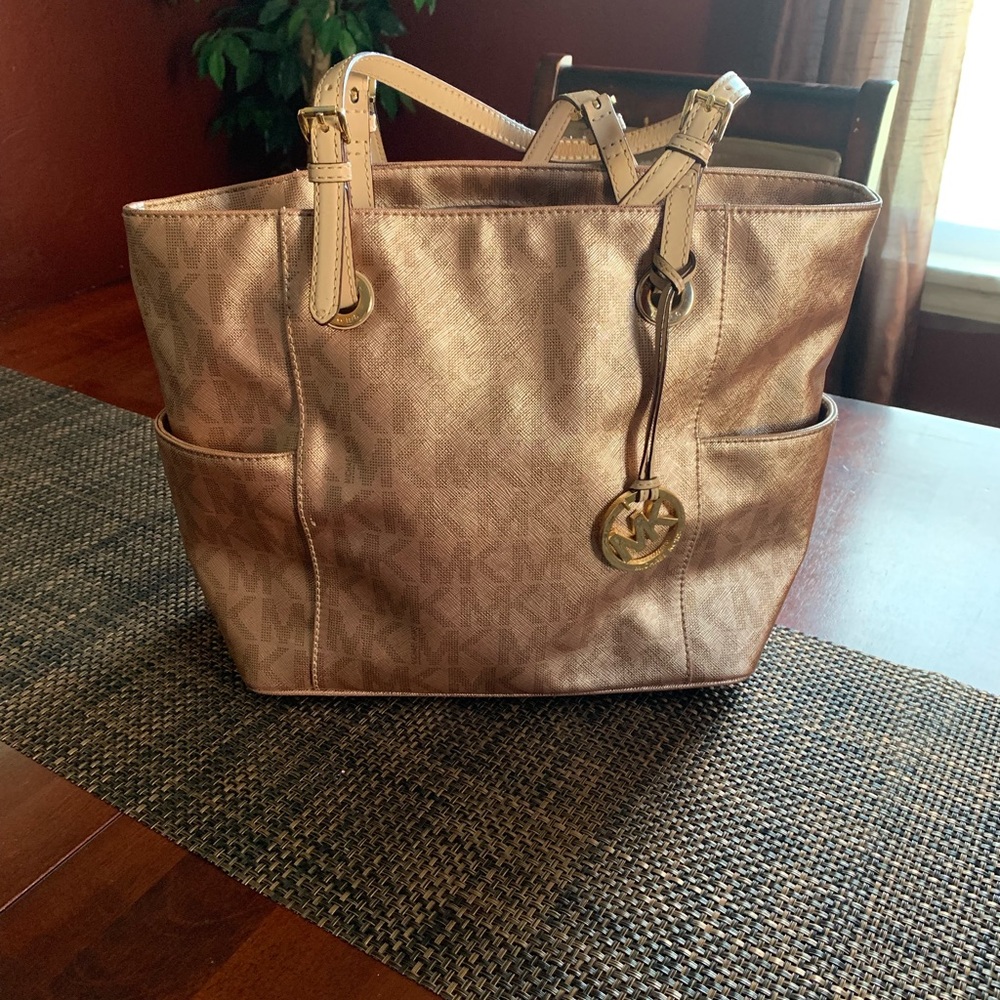 ⛔️SOLD⛔️MK Signature Rose Gold Bag
